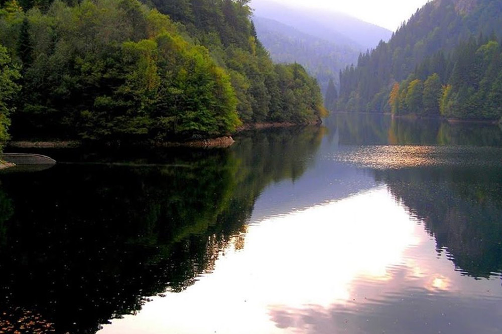 www.casabucureasa.ro - atractii turistice - Lacul Petrimanu