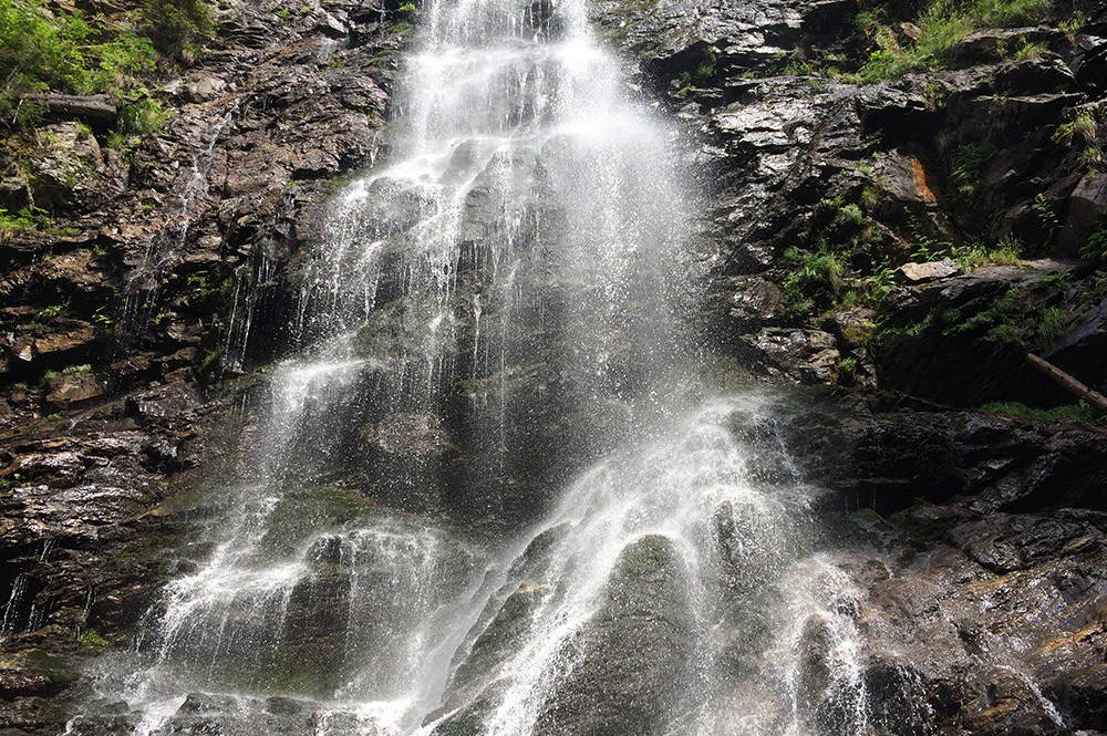 www.casabucureasa.ro-atractii-turistice-cascada bucureasa